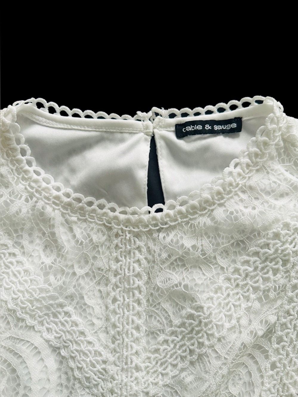 Cable & Gauge White lace blouse with floral embroidery and scalloped edges - Picture 5 of 11